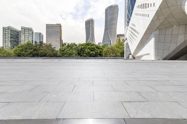 Panoramik ufuk çizgisi ve boş yolu olan modern iş binaları
