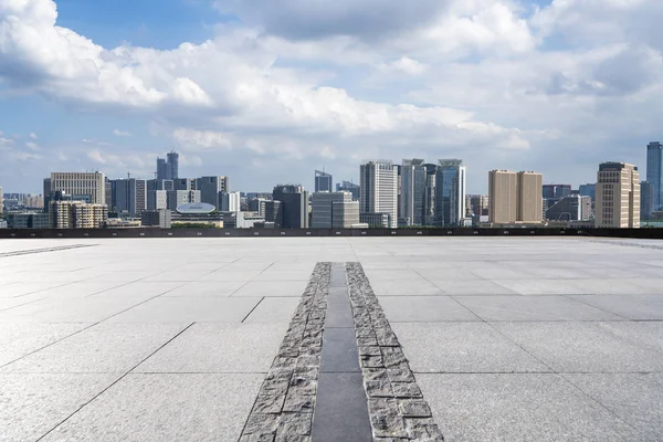 Skyline panoramique et immeubles de bureaux modernes avec vide — Photo