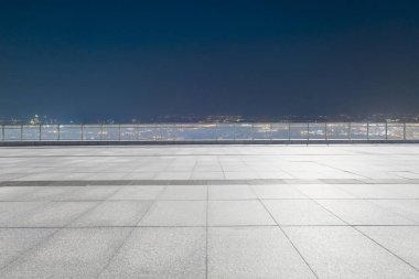 Panoramik ufuk çizgisi ve boş yolu olan modern iş binaları