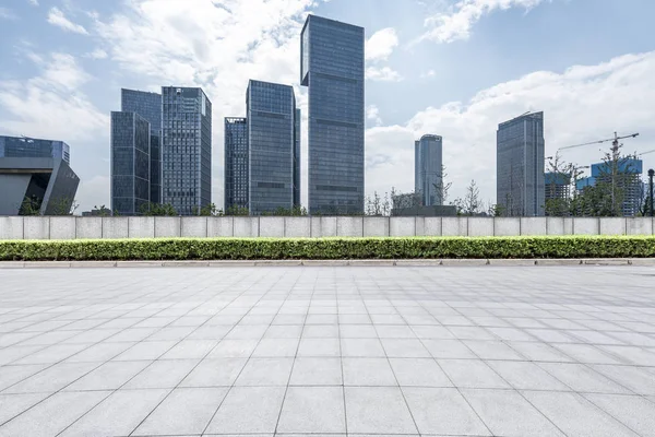 Skyline panoramico e moderni edifici per uffici con vuoto — Foto Stock