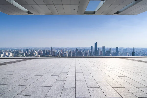 Skyline Panorâmico Modernos Edifícios Escritórios Negócios Com Estrada Vazia — Fotografia de Stock