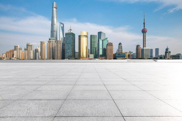 Современные офисные здания с красивым небоскребом
