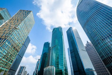 B karşı iş bölgesinde modern gökdelenlerin alttan görünüm