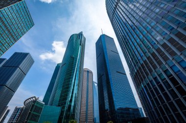 B karşı iş bölgesinde modern gökdelenlerin alttan görünüm