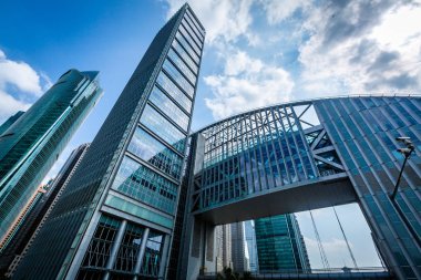 B karşı iş bölgesinde modern gökdelenlerin alttan görünüm