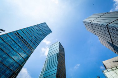B karşı iş bölgesinde modern gökdelenlerin alttan görünüm