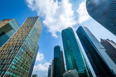 B karşı iş bölgesinde modern gökdelenlerin alttan görünüm