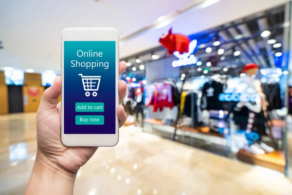 Chytrý telefon online nakupování v ženě ruku. Obchodní centrum v ba — Stock fotografie
