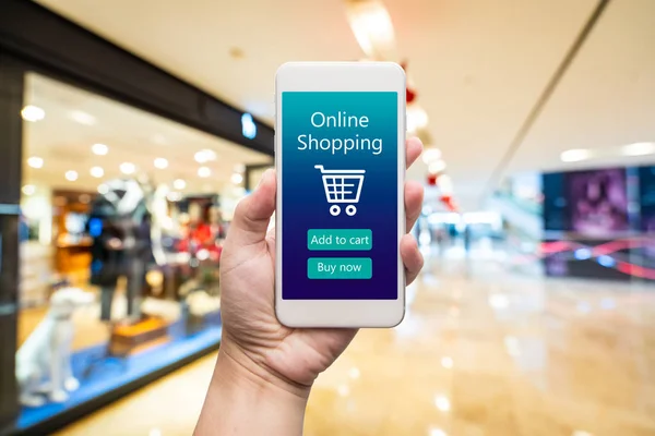 Telefone inteligente compras on-line na mão da mulher. Centro comercial em ba — Fotografia de Stock