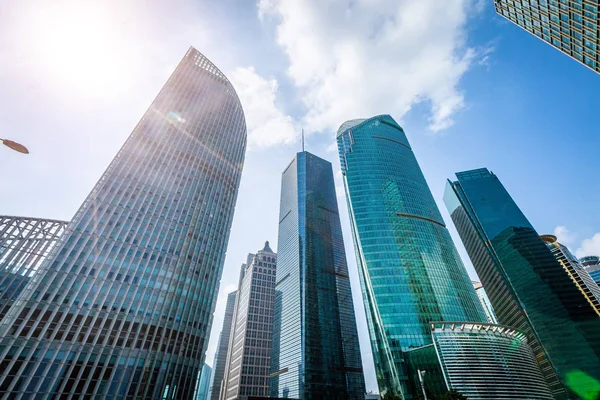 Vista inferiore dei grattacieli moderni nel quartiere degli affari contro b — Foto Stock