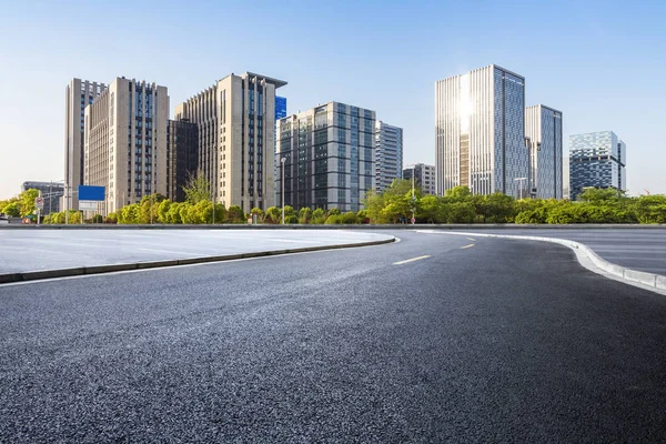 Skyline panoramico e moderni edifici per uffici con vuoto — Foto Stock