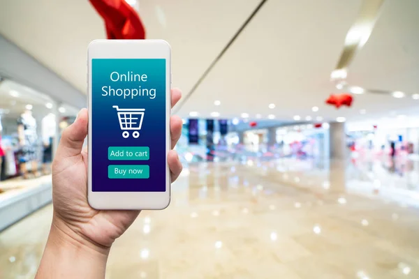 Akıllı telefon kadın elinde online alışveriş. Alışveriş merkezinde ba — Stok fotoğraf