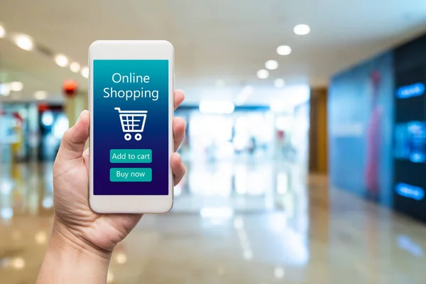 Teléfono inteligente compras en línea en la mano de la mujer. Centro comercial en ba — Foto de Stock