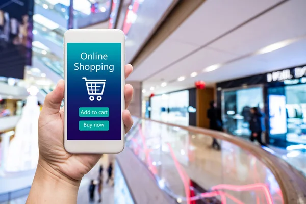 Smart phone shopping online in mano donna. Centro commerciale a ba — Foto Stock