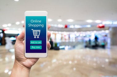Akıllı telefon kadın elinde online alışveriş. Alışveriş merkezinde ba