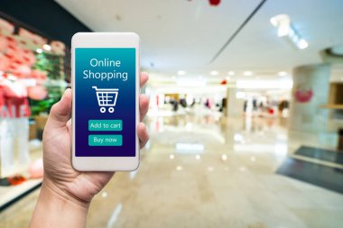 Akıllı telefon kadın elinde online alışveriş. Alışveriş merkezinde ba