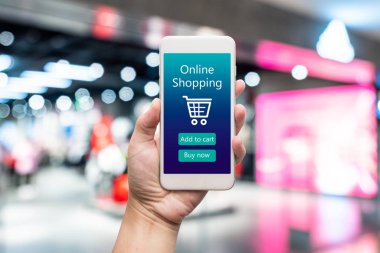 Akıllı telefon kadın elinde online alışveriş. Alışveriş merkezinde ba