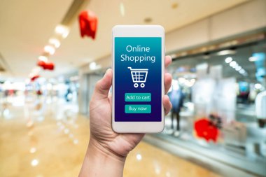 Akıllı telefon kadın elinde online alışveriş. Alışveriş merkezinde ba