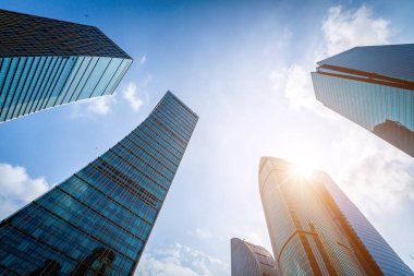 B karşı iş bölgesinde modern gökdelenlerin alttan görünüm