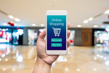Akıllı telefon kadın elinde online alışveriş. Alışveriş merkezinde ba
