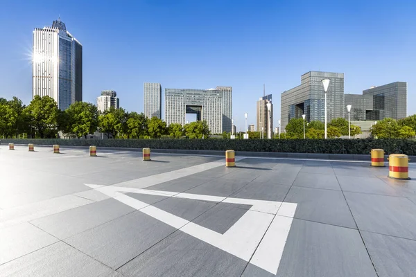 Панорамний краєвид і сучасні ділові офісні будівлі з порожніми — стокове фото