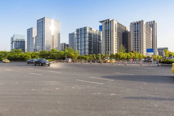 Skyline panoramique et immeubles de bureaux modernes avec vide — Photo