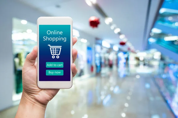 Teléfono inteligente compras en línea en la mano de la mujer. Centro comercial en ba — Foto de Stock