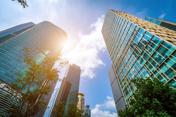 Vista inferiore dei grattacieli moderni nel quartiere degli affari contro b — Foto Stock