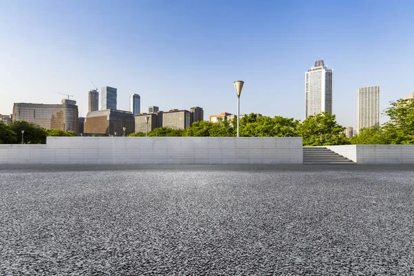 Skyline panorâmico e modernos edifícios de escritórios de negócios com empt — Fotografia de Stock