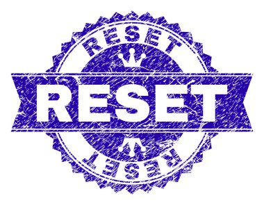 Rozet damga yerleşimi grunge doku ile sıfırlayın. Yuvarlak rozet, şerit ve küçük kron ile tasarlanmıştır. Mavi vektör kauçuk filigran sıfırlama etiketinin kirli doku ile.