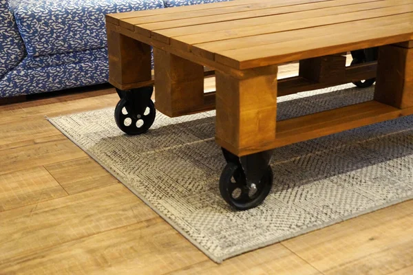 Tahta bir paletten yapılmış tekerlek üzerinde kahve masası..