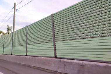 Yolu koruyan metal çitler.