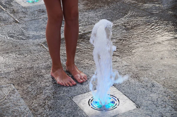 Barefoot Girl Touching Fountain Sidewalk Evening — Stock Photo, Image