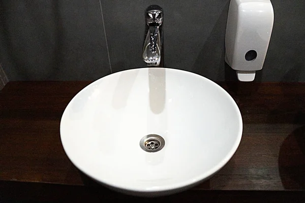 Στρογγυλό Λευκό Νεροχύτη Και Δοχείο Σαπουνιού Εσωτερικό Μπάνιο — Φωτογραφία Αρχείου