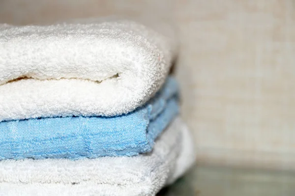 Aydınlık bir arkaplanda katlanmış terry havluları, kopyala.