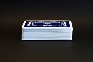 Siyah arkaplanda yakın plan tarot kartı destesi