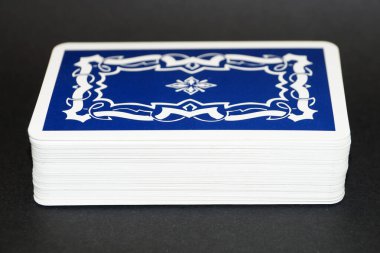 Siyah arkaplanda yakın plan tarot kartı destesi