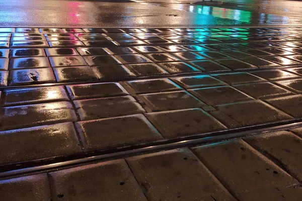 Pavimento Húmedo Lluvia Con Luces Reflectantes Por Noche —  Fotos de Stock