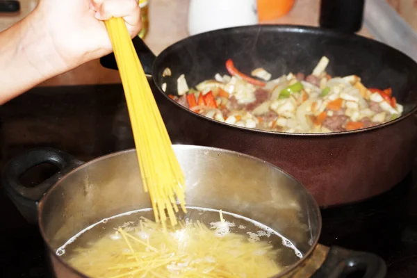 Приготовление Спагетти Овощного Рагу Мясом Кастрюле — стоковое фото