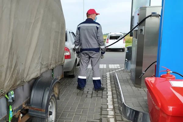 Kazán Rusia Agosto 2020 Trabajador Gasolinera Repostando Coche Con Remolque — Foto de Stock