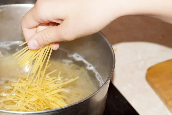 Cocinar Espaguetis Una Cacerola Cerca —  Fotos de Stock