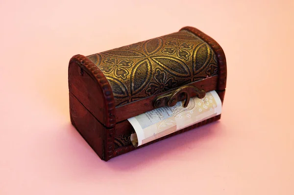 Ανοιχτό Κουτί Δώρου Από Οποίο Ένα Χαρτονόμισμα Ξεχωρίζει Ροζ Φόντο — Φωτογραφία Αρχείου