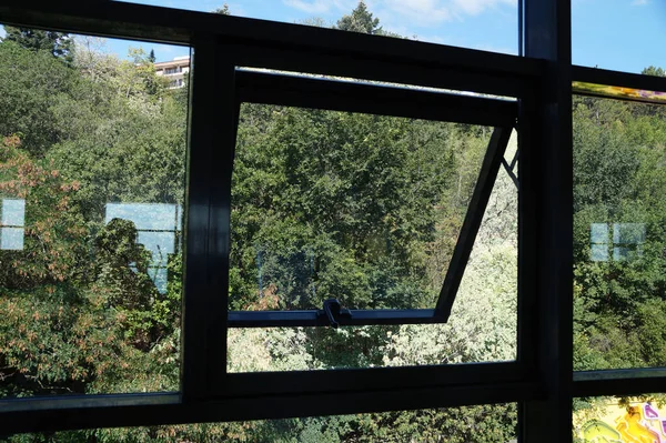 Geniş plastik bir pencerede küçük pencereyi aç