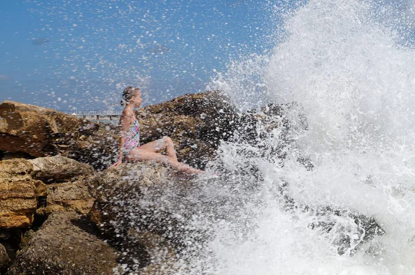 Dospívající Dívka Sedí Kameni Pobřeží Pod Stříkající Vlny — Stock fotografie