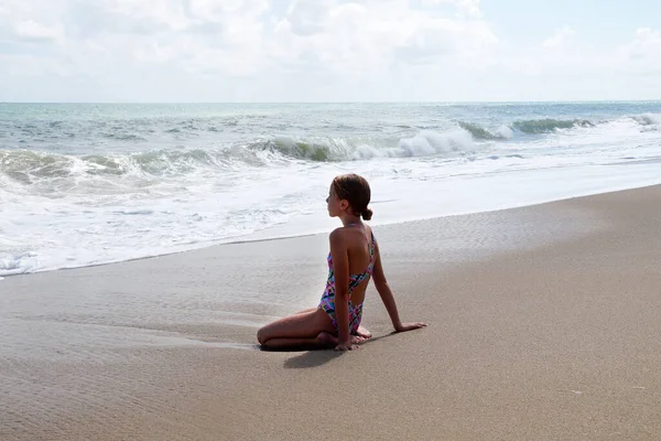 Teenager Mädchen Sitzt Auf Dem Sand Meer — Stockfoto