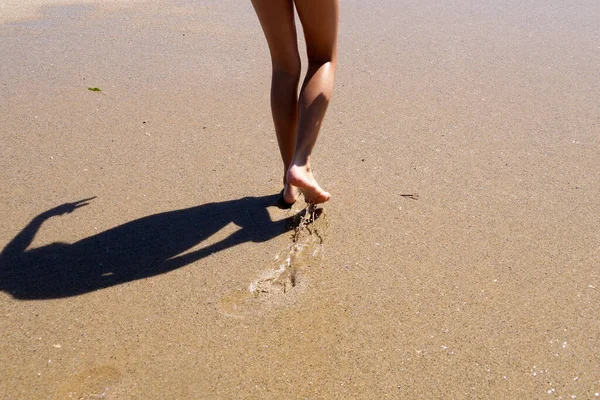 Kind Voeten Lopen Natte Zee Zand Achteraanzicht — Stockfoto