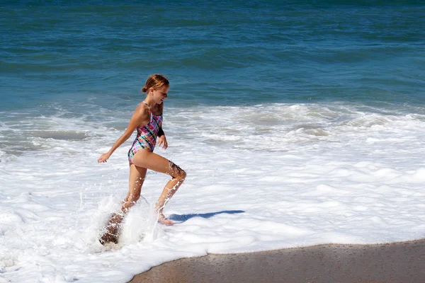 Дівчина Підліток Щасливо Біжить Уздовж Піщаного Узбережжя Біля Великих Хвиль — стокове фото