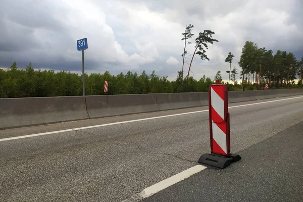 Señal Tráfico Rota Una Pista Vacía Día Cortina — Foto de Stock