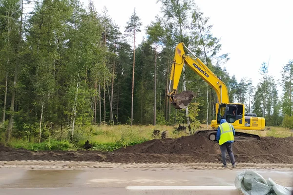 道路工程 推土机卡车拓宽了道路 — 图库照片