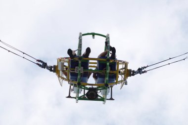Varna, Bulgaristan - 26 Haziran 2020: Bungee ride subview 'de iki kişi.